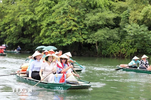 Đoàn công tác tham quan Khu du lịch sinh thái Tràng An. (Ảnh: Đức Phương/TTXVN)