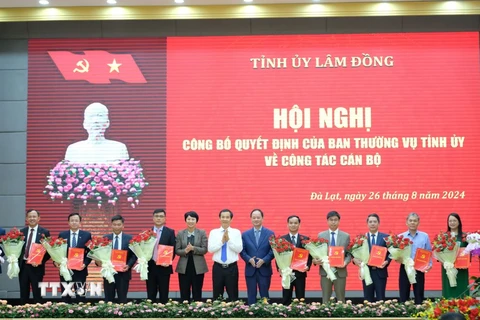 Lãnh đạo Tỉnh ủy, Ủy ban Nhân dân tỉnh Lâm Đồng tặng hoa chúc mừng 11 cán bộ được điều động, bổ nhiệm giữ chức vụ mới. (Ảnh: Nguyễn Dũng/TTXVN)