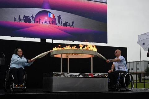 Quang cảnh một lễ rước đuốc tại Paralympic 2024. (Ảnh: AFP)