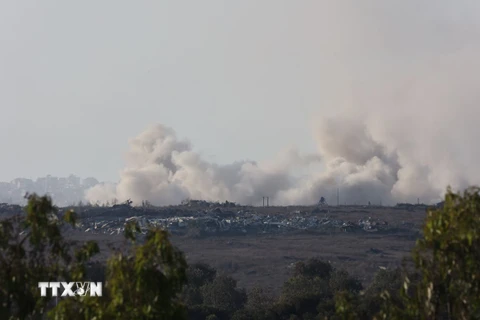 Khói bốc lên sau vụ tấn công của Israel tại Dải Gaza ngày 20/8. (Ảnh: THX/TTXVN)