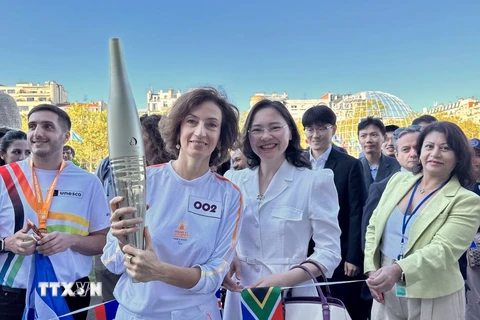 Tổng giám đốc UNESCO, bà Audrey Azoulay và Đại sứ Nguyễn Thị Vân Anh, đại diện thường trực của Việt Nam bên cạnh UNESCO trong buổi lễ đón đuốc Paralympic tại trụ sở UNESCO, sáng 28/8. (Ảnh: Thu Hà/TTXVN)