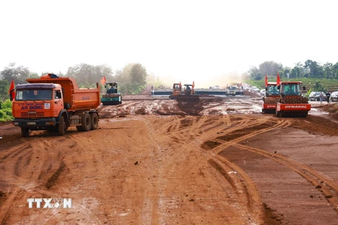 Công trường thi công đường bộ cao tốc Khánh Hòa - Buôn Ma Thuột. (Ảnh: Dương Giang/TTXVN)