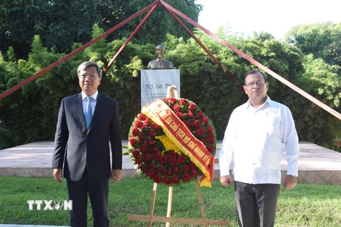 Đại sứ Lê Quang Long và Chủ tịch ICAP, Anh hùng Cuba Fernando González Llort. (Ảnh: Việt Hùng/TTXVN)