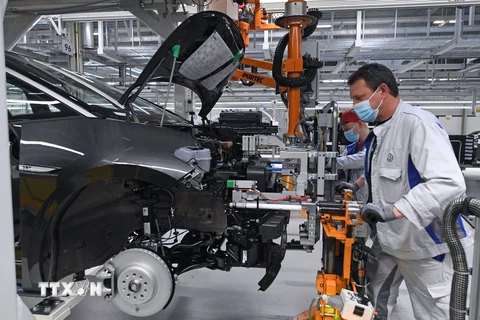 Công nhân làm việc tại nhà máy của hãng ô tô Volkswagen ở Zwickau, miền Đông Đức. (Ảnh: AFP/TTXVN)