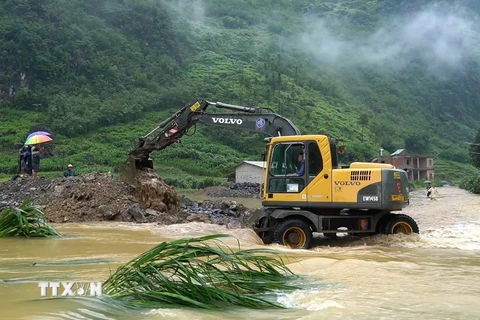 Lực lượng chức năng huyện Mèo Vạc (Hà Giang) triển khai khắc phục hậu quả mưa lụt. (Ảnh: TTXVN phát)