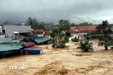 Lũ tràn công trình thuỷ lợi Hà Thanh, xã Đông Hải, huyện Tiên Yên, gây ngập lụt khu dân cư. (Ảnh: TTXVN phát)