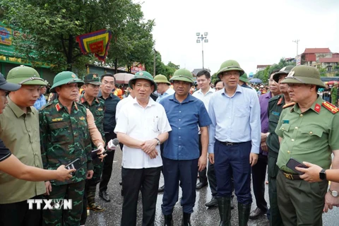 Phó Thủ tướng Hồ Đức Phớc kiểm tra công tác phòng, chống mưa lũ tại thành phố Thái Nguyên. (Ảnh: Trần Trang/TTXVN)