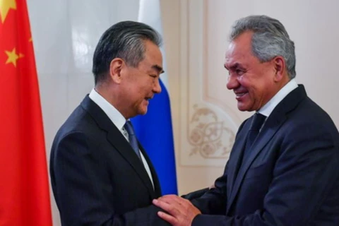 Thư ký Hội đồng An ninh Liên bang Nga Sergei Shoigu và Bộ trưởng Ngoại giao Trung Quốc Vương Ngh. (Ảnh: XInhua)