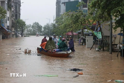 Sáng 11/9, nước sông Hồng đã gây ngập đường Chương Dương Độ, quận Hoàn Kiếm đến độ người dân lại có dịp "chèo thuyền" trên đường phố. (Ảnh: Trần Việt/TTXVN)