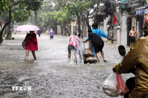 Nước sông Hồng lên cao cùng với mưa lớn từ sáng 11/9 đến giờ khiến phố Tân Ấp, phường Phúc Xá, quận Ba Đình biến thành biển nước. (Ảnh: Thanh Tùng/TTXVN)