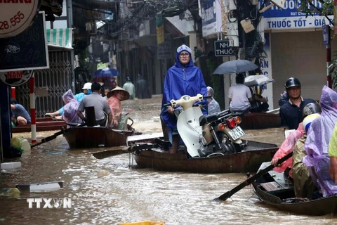 Hình ảnh những con đò dọc ngang trên "đường" ở phường Phúc Tân, quận Hoàn Kiếm như thế này đã hàng chục năm mới lặp lại (ảnh chụp lúc 14h10 ngày 11/9). (Ảnh: An Đăng/TTXVN)