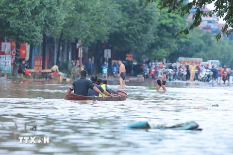 Đường Dương Tự Minh vẫn ngập sâu trong nước (ảnh chụp lúc 6h30 ngày 11/9). (Ảnh: Hoàng Hiếu/TTXVN)