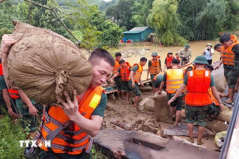 Lực lượng bộ đội gia cố những vị trí xung yếu đề phòng lũ quét tiếp tục xảy ra. (Ảnh: TTXVN phát)