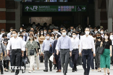 Người dân di chuyển ra khỏi ga tàu điện ngầm tại Tokyo, Nhật Bản. (Ảnh: Kyodo/TTXVN)