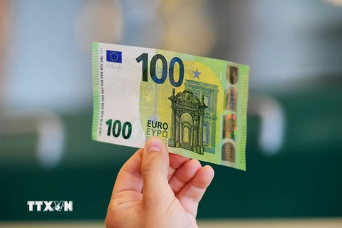 Đồng tiền mệnh giá 100 euro tại Rome, Italy. (Ảnh: AFP/TTXVN)