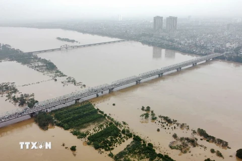 Mực nước bắt đầu hạ, các phương tiện lưu thông trên cầu Chương Dương an toàn (ảnh chụp sáng 12/9). (Ảnh: Hoàng Hiếu/TTXVN)