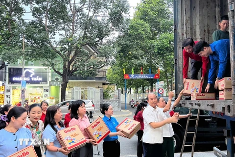 Các mặt hàng cứu trợ nhu yếu phẩm được người dân Bình Dương vận chuyển lên xe chuyển ra miền Bắc để hỗ trợ nhân dân tỉnh Lào Cai bị ảnh hưởng bởi bão lũ. ()Ảnh: Dương Chí Tưởng/TTXVN