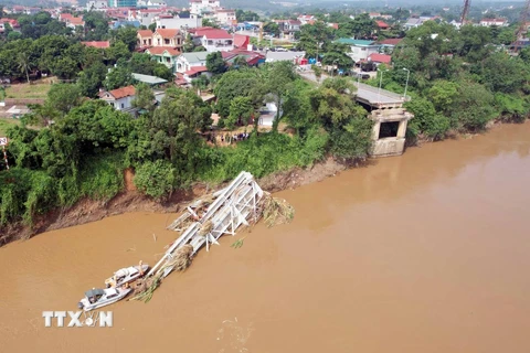 Hình ảnh cầu Phong Châu. (Ảnh: Tạ Toàn/TTXVN)