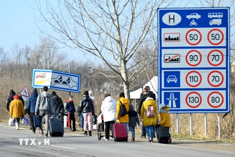 Người dân Ukraine vượt biên sang Hungary để tránh xung đột, ngày 25/2/2022. (Ảnh: AFP/TTXVN)