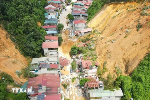 Hiện trường vụ sạt lở đất khiến 2 người tử vong tại phường Yên Ninh, thành phố Yên Bái. (Ảnh: Tuấn Anh/TTXVN)