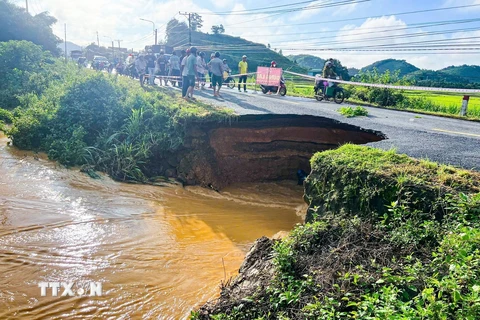 Đoạn đường bị sạt lở dài khoảng 5m, ăn sâu vào hết một nửa nền đường, tạo thành một hàm ếch khá lớn. (Ảnh: TTXVN phát)