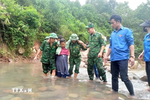 Các lực lượng hỗ trợ người dân qua lại ngầm tràn, điểm giao thông đảm bảo an toàn. (Ảnh: TTXVN phát)