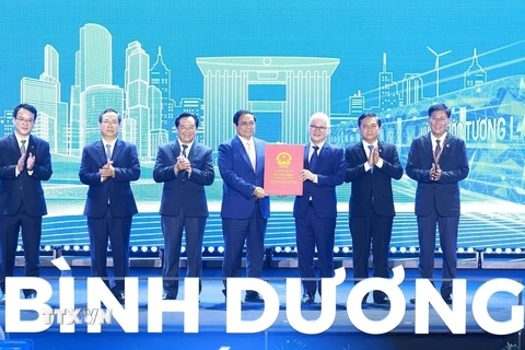 Thủ tướng Phạm Minh Chính trao Quyết định phê duyệt Quy hoạch thời kỳ 2021-2030, tầm nhìn đến năm 2050 cho lãnh đạo tỉnh Bình Dương. (Ảnh: Dương Giang/TTXVN)