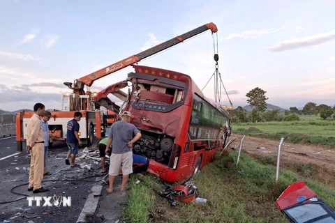 Hiện trường vụ tai nạn nghiêm trọng trên cao tốc Vĩnh Hảo-Phan Thiết làm 2 người chết, 10 người bị thương. (Ảnh TTXVN phát)