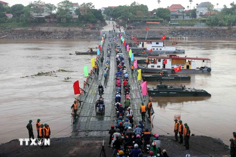 Dòng phương tiện qua cầu Phong Châu sau lệnh thông xe sáng 30/9. (Ảnh: An Đăng/TTXVN)