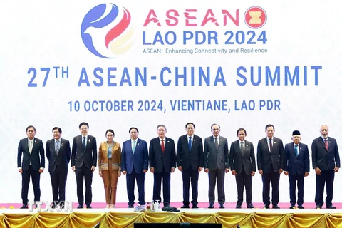 Thủ tướng Phạm Minh Chính cùng Trưởng đoàn các nước ASEAN và Thủ tướng Trung Quốc Lý Cường chụp ảnh chung. (Ảnh: Dương Giang/TXVN)