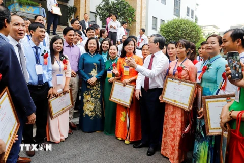 Chủ tịch Trung ương Hội Nông dân Việt Nam Lương Quốc Đoàn nói chuyện với các nông dân Việt Nam xuất sắc. (Ảnh: TTXVN phát)