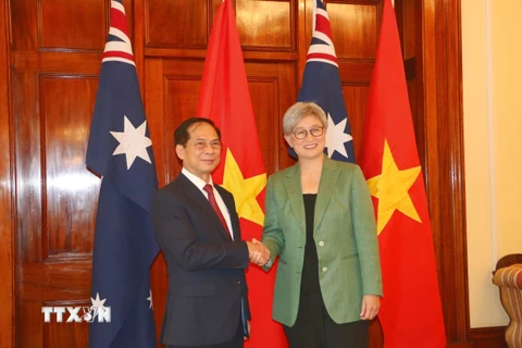 Phó Thủ tướng, Bộ trưởng Ngoại giao Bùi Thanh Sơn và Ngoại trưởng Australia Penny Wong trước Hội nghị. (Ảnh: Thanh Tú/TTXVN)