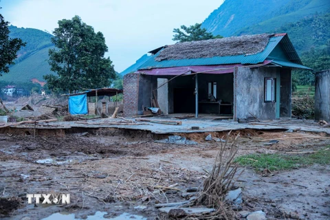 Một căn nhà bị hư hỏng do mưa lũ ở bản Cuông 2 (xã Xuân Hòa, huyện Bảo Yên). (Ảnh: Hoàng Hiếu/TTXVN)