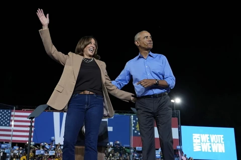 Phó Tổng thống Mỹ Kamala Harris và cựu Tổng thống Barack Obama tại thành phố Clarkston, bang Georgia. (Ảnh: AP)