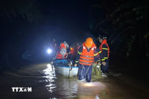 Cứu hộ, cứu nạn người dân tại huyện Vĩnh Linh. (Ảnh: TTXVN phát)