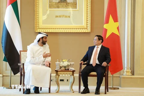 Thủ tướng Phạm Minh Chính tiếp Bộ trưởng Kinh tế UAE Abdulla Bin Touq Al Marri. (Ảnh: Dương Giang/TTXVN)