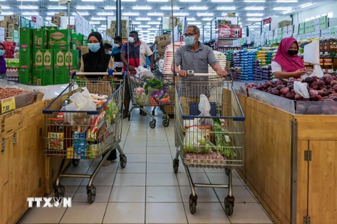 Người dân mua sắm tại siêu thị ở Bentong, bang Pahang, Malaysia. (Ảnh: AFP/TTXVN)