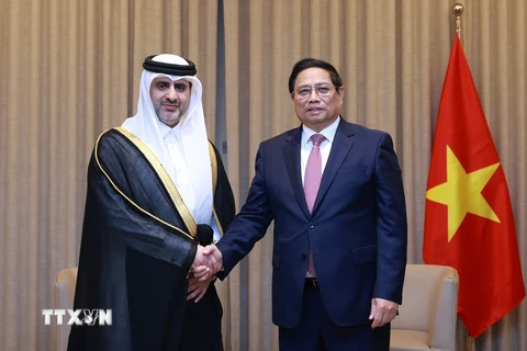 Thủ tướng Phạm Minh Chính tiếp ông Sheikh Bandar bin Mohammed bin Saoud Al-Thani, Thống đốc Ngân hàng Trung ương Qatar, Chủ tịch Cơ quan đầu tư Qatar. (Ảnh: Dương Giang/TTXVN)