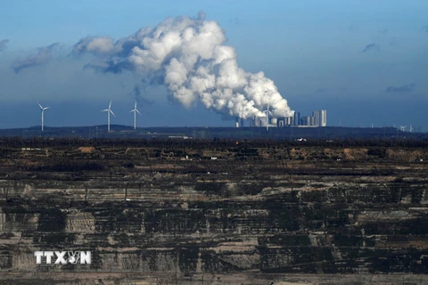 Khí thải phát ra từ nhà máy điện than ở miền Tây Đức. (Ảnh: AFP/TTXVN)