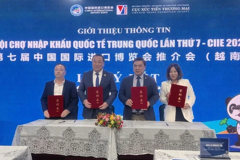 Lễ ký kết tham gia Hội chợ CIIE 2024 giữa Cục Xúc tiến thương mại và Cục Hội chợ nhập khẩu quốc tế Trung Quốc. (Ảnh: Bộ Công Thương)