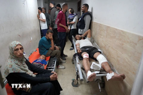 Nạn nhân bị thương sau vụ oanh tạc của Israel ở Deir al-Balah, Dải Gaza. (Ảnh: AFP/TTXVN)