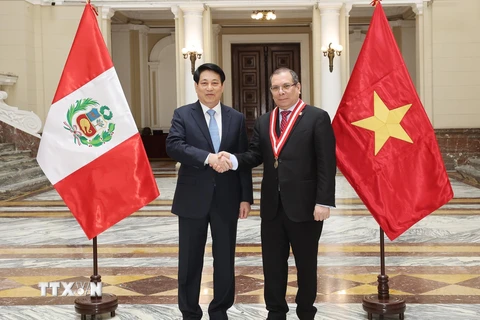 Chánh án Tòa án Tối cao Peru Javier Arévalo Vela đón Chủ tịch nước Lương Cường. (Ảnh: Lâm Khánh/TTXVN)