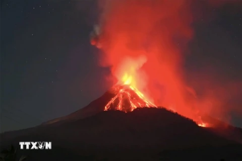 Núi lửa ở tỉnh Đông Nusa Tenggara, Indonesia phun trào ngày 11/11/2024. (Ảnh: THX/TTXVN)