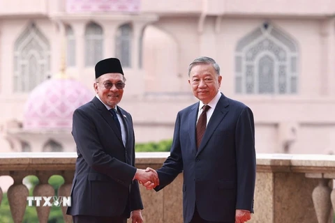 Tổng Bí thư Tô Lâm và Thủ tướng Malaysia Anwar Ibrahim chụp ảnh chung. (Ảnh: Thống Nhất/TTXVN)