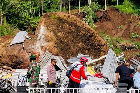 Hiện trường vụ lở đất tại Trung Java, Indonesia. (Ảnh: THX/TTXVN)