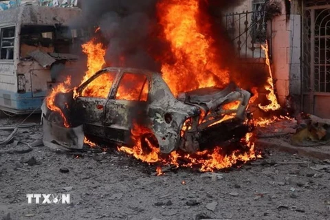 Phương tiện bị phá hủy trong một vụ tấn công ở thành phố Idlib, Syria ngày 1/12/2024. (Ảnh: Reuters/TTXVN)