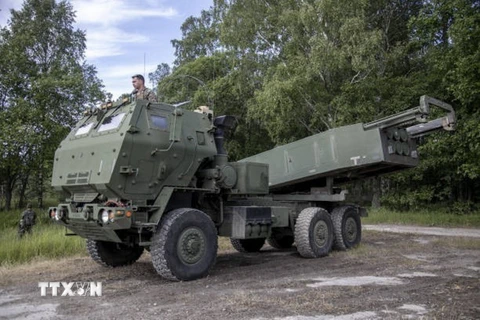 Hệ thống rocket pháo binh cơ động cao (HIMARS) của Mỹ trong cuộc tập trận ở Stockholm, Thụy Điển ngày 11/6/2024. (Ảnh: Getty Images/TTXVN)