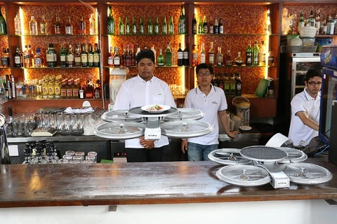 Nhà hàng Singapore sử dụng máy bay không người lái làm “bồi bàn”