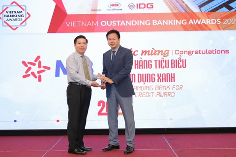 Đại diện Ngân hàng Quân đội (MB) nhận giải thưởng "Ngân hàng tiêu biểu tín dụng xanh". (Ảnh: PV/Vietnam+)