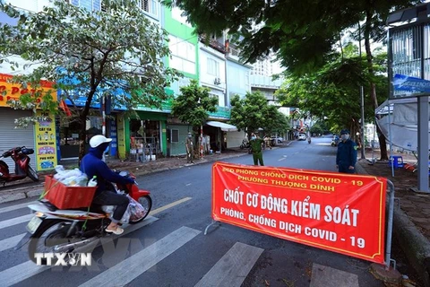 Chốt cơ động kiểm soát phòng, chống dịch COVID-19 tại phố Giáp Nhất, phường Thượng Đình, quận Thanh Xuân (Hà Nội). (Ảnh: Tuấn Anh/TTXVN)